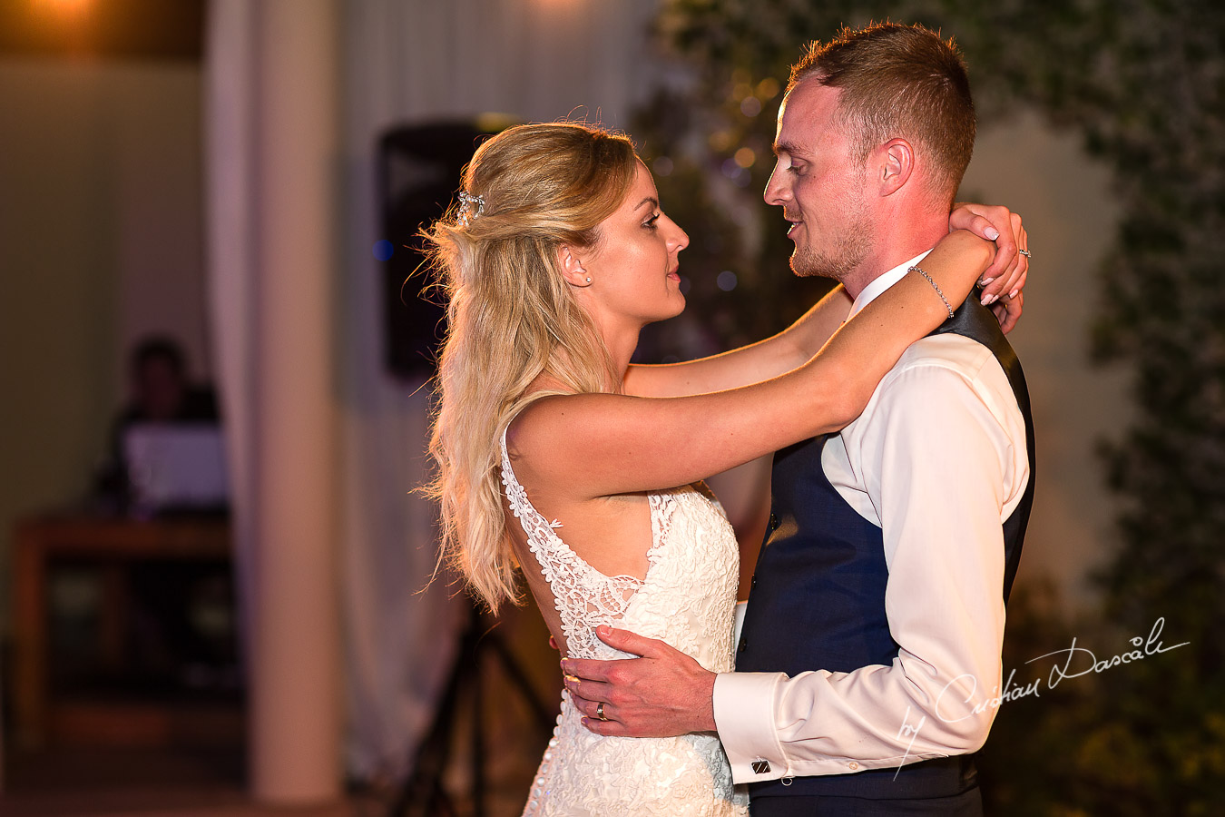 Wedding dinner moments captured by Cristian Dascalu at a wedding at The Aphrodite Hills Resort in Paphos, Cyprus.